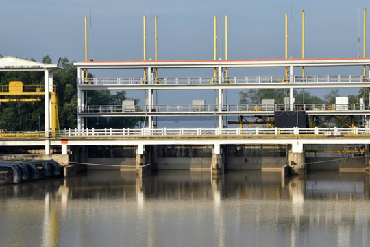 Linh hoạt điều tiết hệ thống cống đập ứng phó triều cường và mặn xâm nhập