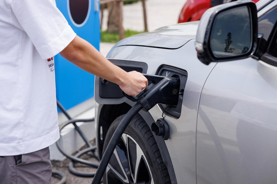 Chủ xe VinFast háo hức với hệ thống 99 siêu trạm sạc mới, thoải mái đi xa không lo điểm dừng