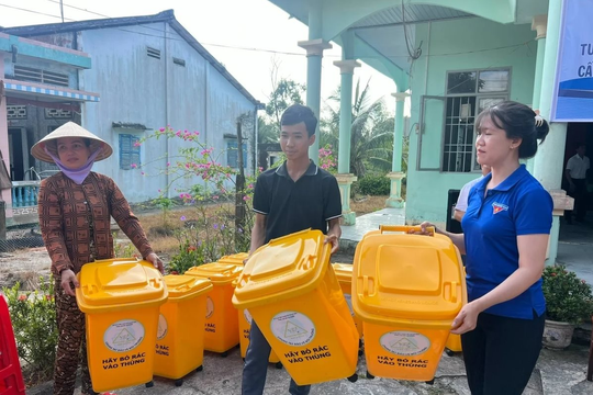 Cà Mau: Trao 1.358 thùng rác cho các hộ dân