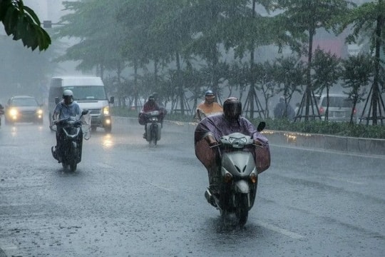 Miền Bắc bất ngờ mưa dông diện rộng sau chuỗi ngày nắng nóng