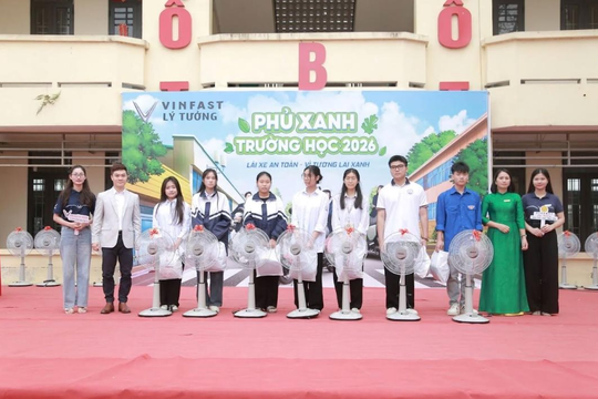Học sinh Hà Nội trải nghiệm xe máy điện VinFast: “Đi êm, dễ lái, lại bảo vệ môi trường”
