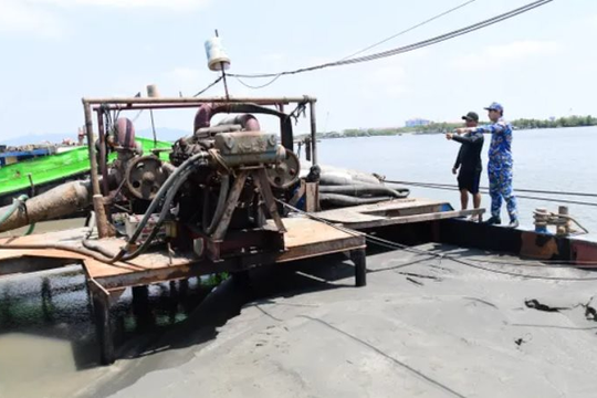 Tạm giữ tàu vận chuyển cát nhiễm mặn không có giấy tờ hợp pháp
