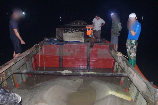 Quảng Trị: Bắt giữ 3 đối tượng khai thác cát trái phép trên sông Thạch Hãn