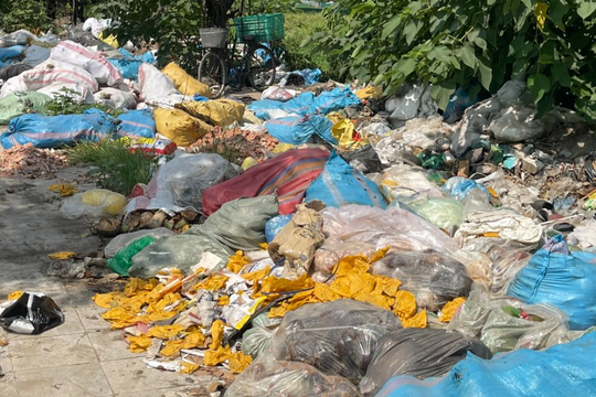 Hà Nội xuất hiện các điểm tập kết rác tự phát sau khi thay đổi cơ chế quản lý
