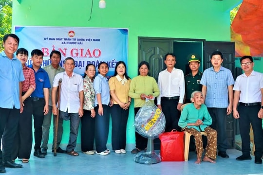 Bàn giao nhà Đại đoàn kết cho hộ gia đình khó khăn