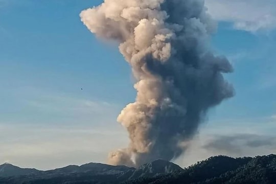 Indonesia: Tro bụi từ núi lửa Dukono bốc cao hàng nghìn mét, cảnh báo rủi ro sức khỏe