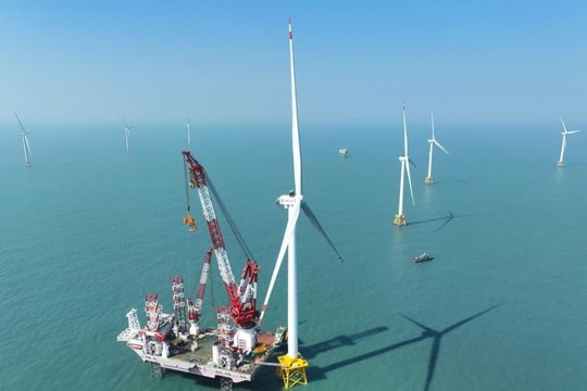 Trung Quốc lắp tuabin đầu tiên tại dự án điện gió ngoài khơi xa bờ nhất