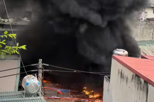 Hà Nội: Kho đông lạnh bốc cháy dữ dội, nhiều xe máy bị thiêu rụi