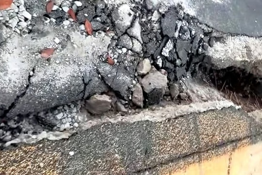 Cà Mau: Sụt lún nghiêm trọng đường ven kênh, giao thông bị chia cắt