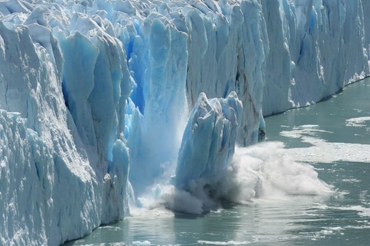 Sông băng thế giới tiếp tục tan nhanh, mất hơn 400 gigatonne trong năm 2025