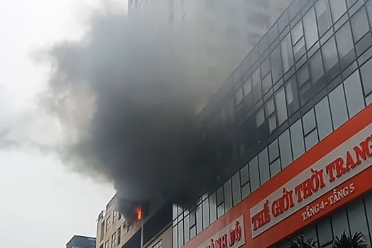 Hà Nội: Cháy căn hộ tầng 6 chung cư trên phố Vương Thừa Vũ (phường Khương Đình)