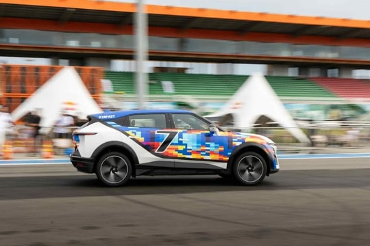 VinFast VF 7: Mẫu ô tô điện đẹp, mạnh như siêu xe, chi phí “nuôi” rẻ không tưởng