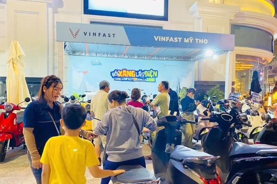 Người dân chốt đơn liền tay xe máy điện VinFast tại sự kiện “Đổi xăng lấy điện”