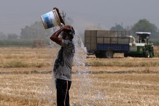 Thủ đô Ấn Độ kích hoạt giải pháp “chuông nước” chống nắng nóng trong trường học