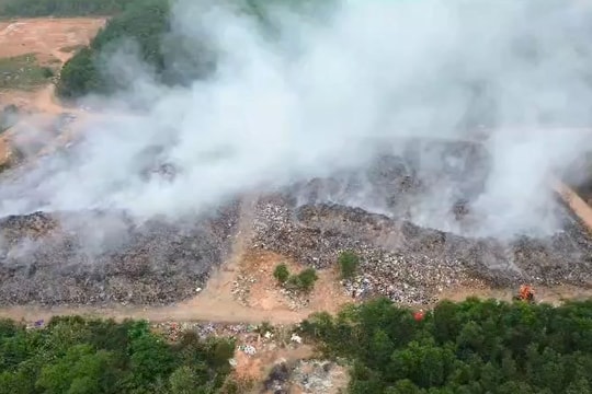 Nghệ An: Bãi rác cháy âm ỉ nhiều ngày, môi trường bị ảnh hưởng nặng nề