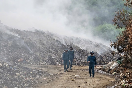Nghệ An: Môi trường tiếp tục bị ô nhiễm do bãi rác cháy âm ỉ lâu ngày