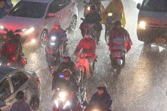 Không khí lạnh gây mưa dông diện rộng, nhiệt độ giảm sâu ở Bắc và Trung Bộ