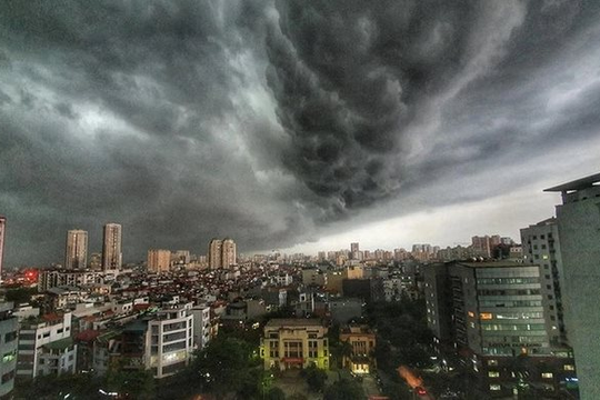 Mây dông lan nhanh vào nội thành Hà Nội, cảnh báo lốc, sét và mưa đá trong vài giờ tới
