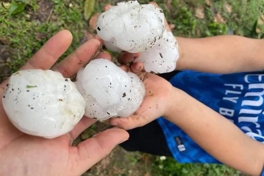 Mưa đá tại Hà Nội và Phú Thọ, có viên to cỡ bóng tennis