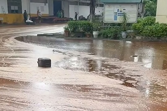 Sét đánh bể chứa, gần 2.000 tấn mật mía tràn khỏi nhà máy ở Nghệ An