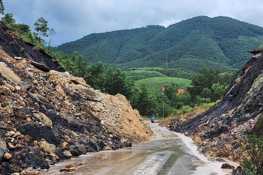 Quảng Ninh khẩn trương ứng phó mưa dông, cảnh báo nguy cơ sạt lở đất