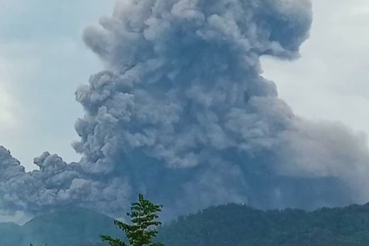 Indonesia: Núi lửa Dukono phun trào, nhiều người leo núi thương vong