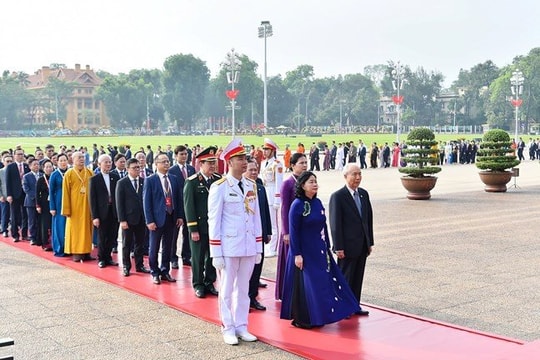 Đoàn đại biểu dự Đại hội đại biểu toàn quốc MTTQ Việt Nam vào lăng viếng Chủ tịch Hồ Chí Minh