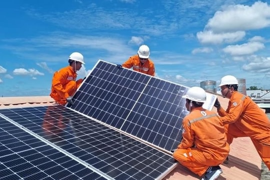 Điện mặt trời mái nhà góp phần giảm áp lực điện mùa cao điểm