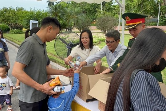 Gần 20.000 suất quà phục vụ nhân dân, du khách đến viếng Lăng Bác