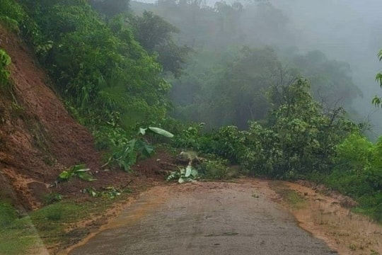 Sơn La: Mưa kéo dài gây sạt lở, tiềm ẩn nguy cơ tai nạn trên các tuyến đèo dốc