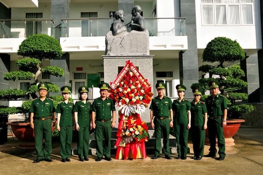 Dâng hoa Tượng đài Bác Hồ với Chiến sĩ Biên phòng nhân dịp kỷ niệm 136 năm Ngày sinh Chủ tịch Hồ Chí Minh