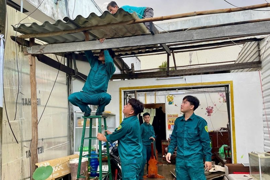 Dông lốc gây thiệt hại hàng chục căn nhà ở Cà Mau