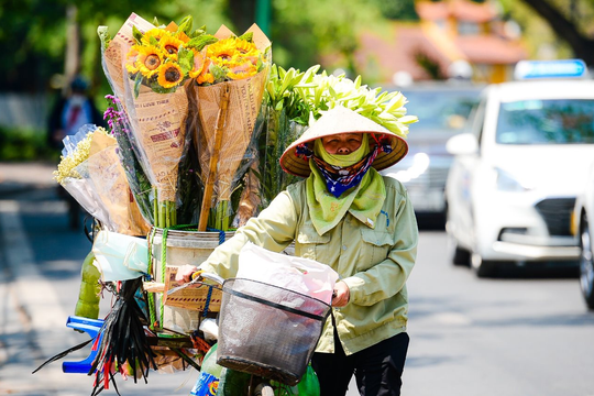 Dự báo thời tiết 10 ngày tới: Bắc Bộ mưa tăng, Trung Bộ còn nắng gay gắt