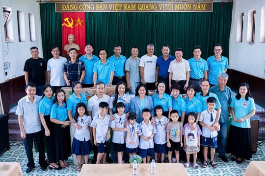 CLB Tennis Báo chí Nghệ An thăm, tặng quà cho Làng trẻ em SOS Vinh trước giải đấu