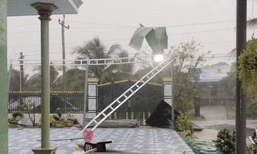 Lốc xoáy kèm vòi rồng xuất hiện tại Lâm Đồng, nhiều nhà dân bị tốc mái