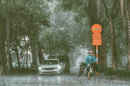 Sau chuỗi ngày oi bức, chiều nay miền Bắc đón đợt mưa lớn diện rộng