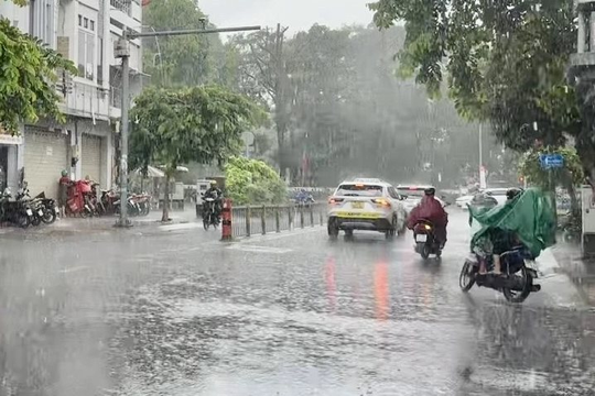 TPHCM và Nam Bộ tiếp tục đón mưa lớn, cảnh báo ngập úng và dông lốc nguy hiểm
