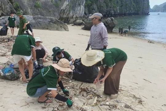 Hưởng ứng Ngày môi trường thế giới , hàng trăm người dọn rác, thả động vật tại Vườn quốc gia Cát Bà