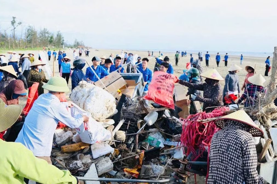 Hơn 200 đoàn viên Hà Tĩnh làm sạch 2,5km bờ biển, thu gom gần 2 tấn rác thải