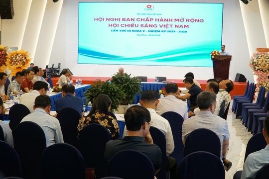 Hội Chiếu sáng Việt Nam thúc đẩy chuyển đổi xanh và ứng dụng năng lượng tái tạo trong đô thị