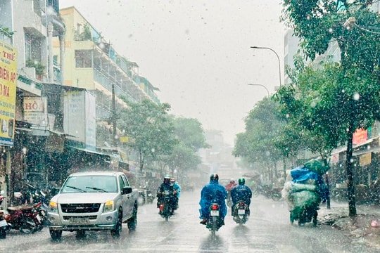 TP.HCM và Nam Bộ bước vào đợt mưa dông gia tăng, cảnh báo lốc sét chiều tối