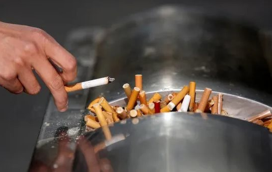 Đề xuất phạt tới 150.000 đồng với hành vi vứt tàn thuốc nơi công cộng