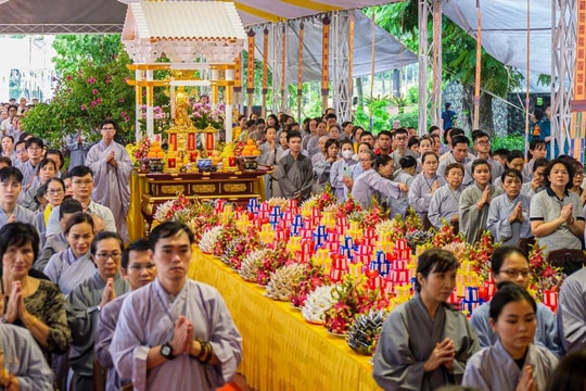 Tưởng niệm, cầu siêu anh hùng liệt sĩ tại Công viên Lê Thị Riêng