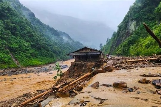 Mưa lớn bao trùm Bắc Bộ, nguy cơ cao xảy ra ngập úng và lũ quét