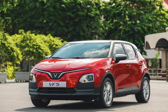 Nữ chủ xe tự tin “vượt” tắc đường nhờ VinFast VF 5