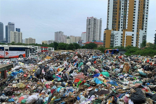 Rác thải sinh hoạt gia tăng, áp lực lớn lên hệ thống thu gom và xử lý đô thị
