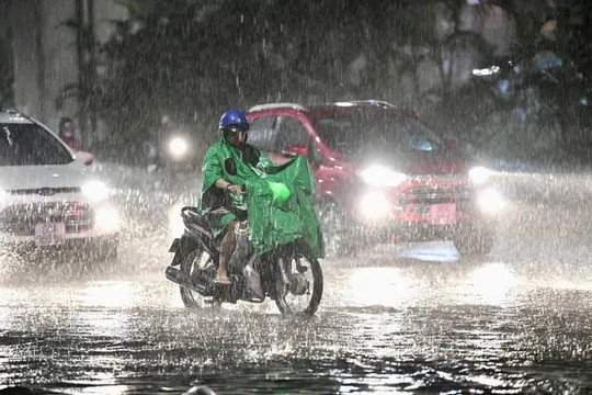 Bắc Bộ, Nam Bộ mưa dông diện rộng, cảnh báo lốc, sét và ngập úng