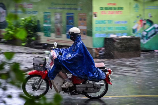 Bắc Bộ đón mưa dông diện rộng, nhiệt độ giảm dưới 33 độ C