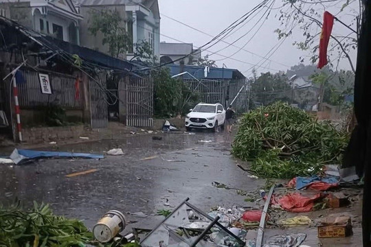Dông lốc, sét đánh gây thiệt hại nặng tại nhiều tỉnh miền Bắc