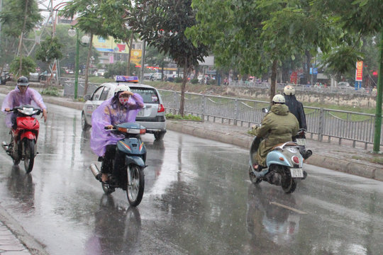 Vùng áp thấp vào Biển Đông, Bắc Bộ tiếp tục mưa